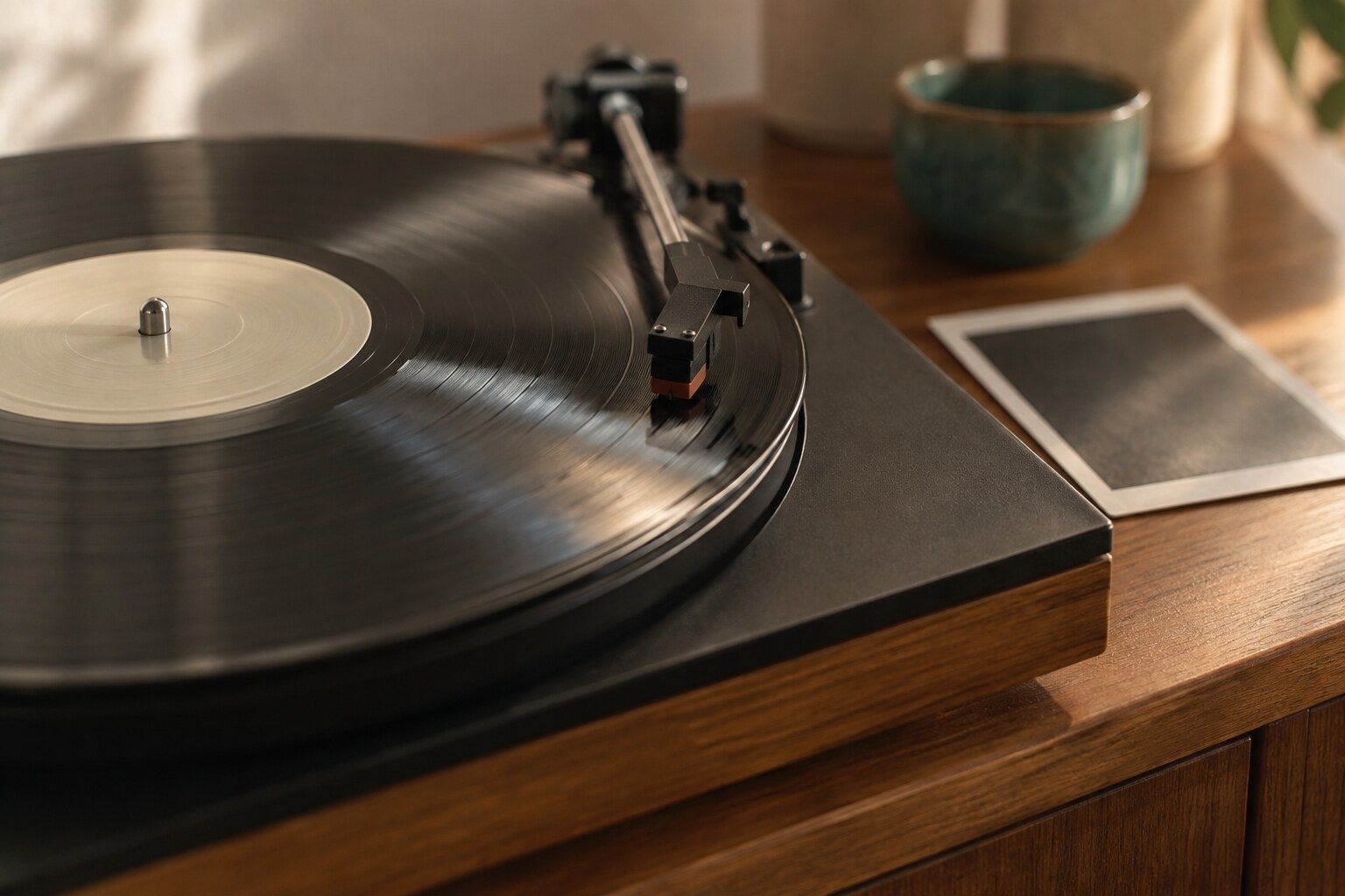 Por qué repasas los últimos momentos después de una pérdida Tocadiscos reproduciendo un disco como símbolo de repasar los últimos momentos después de una pérdida